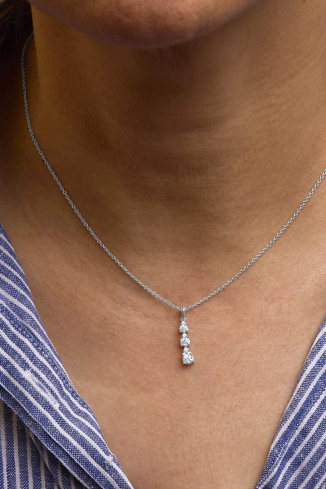 14K White Gold 3/8 Cttw Diamond Graduating 3 Stone Drop Style Pendant Necklace (G-H Color, VS2-SI1 Clarity) - 18" Inches